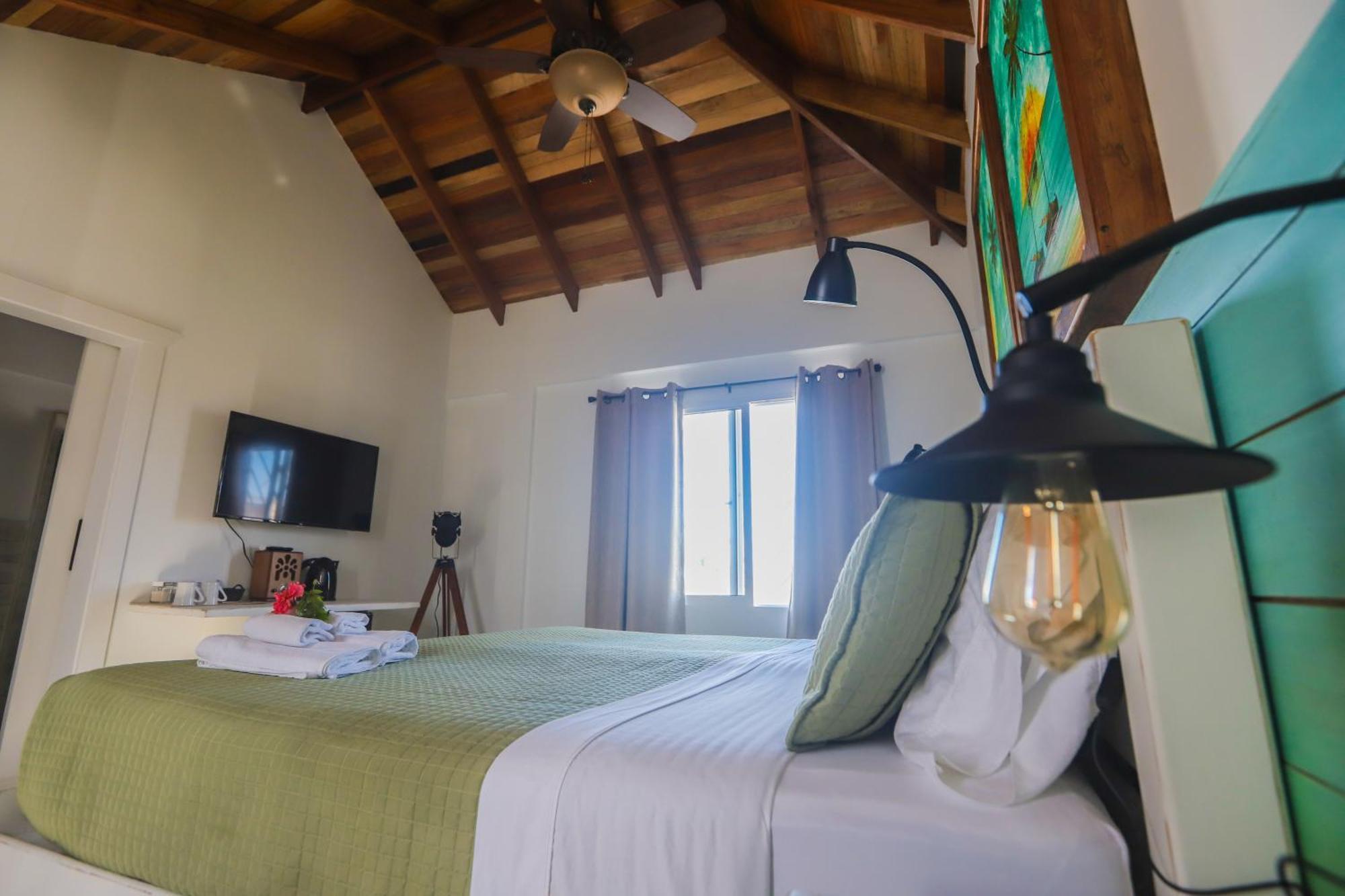 Treetops Hotel Caye Caulker Room photo