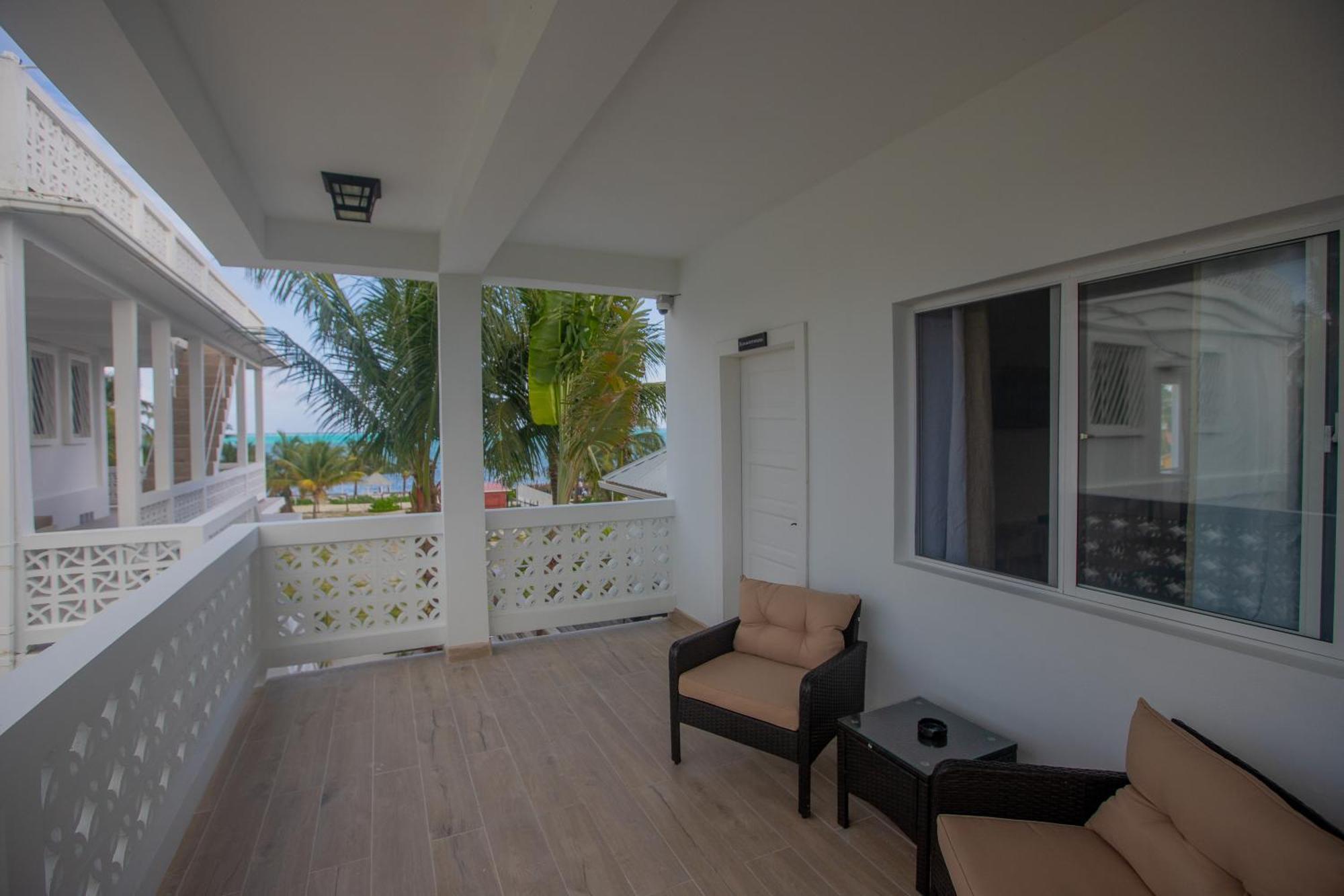 Treetops Hotel Caye Caulker Exterior photo